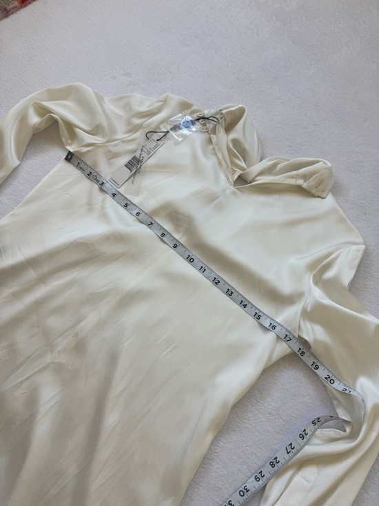 Elle Thahari Cream Satin blouse Shirt - Picture 6 of 9